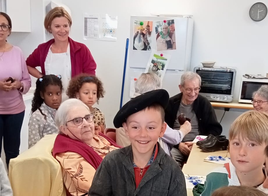 Des p'tits bonheurs intergénérationnels