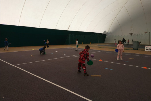 Les élèves de CP et CE1 ont participé à un cycle tennis.